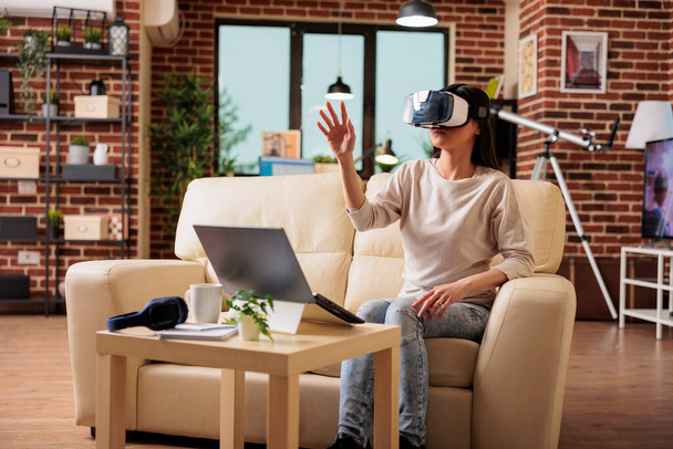Happy aziatische vrouw genieten van het dragen van VR virtual reality headset, moderne bril technologie headset toekomstig apparaat gadget digitaal entertainment spel simulatie - Foto, afbeelding