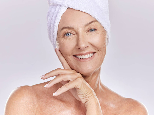 Γυναίκα με ομορφιά, περιποίηση δέρματος και μακιγιάζ ή αντιγηραντικά καλλυντικά προσώπου συνηθισμένο πορτρέτο. Ευτυχισμένη και ηλικιωμένη κυρία που χρησιμοποιεί φυσικό spa προϊόν προσώπου για ρυτίδες, υγεία και ευεξία. - Φωτογραφία, εικόνα