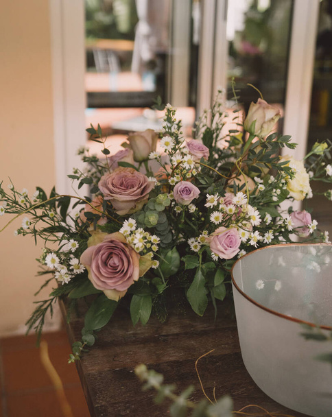 Flowers in the party, rose woven basket - Φωτογραφία, εικόνα