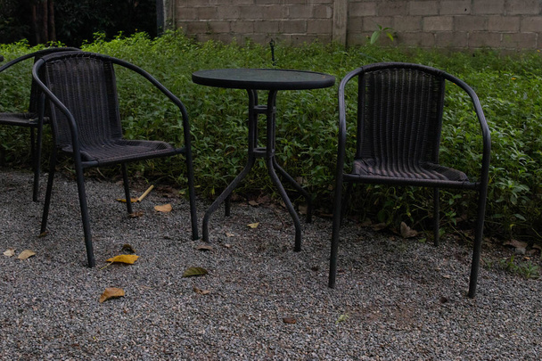 Peaceful moment in the morning , empty chairs, empty tables in the garden, tranquil and serenity - Foto, afbeelding