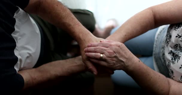 Женатые пожилые люди держатся за руки - Кадры, видео