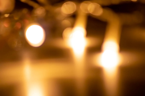 Блестящие рождественские огни bokeh фон с игристым bokeh как размытый фон для празднования дискотеки блесток или канун Рождества и счастливой атмосфере нового года с сияющими огнями и кругами - Фото, изображение