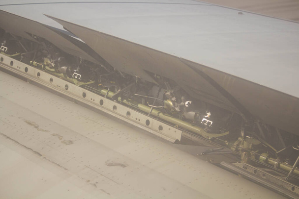 détail de l'aile d'un avion avec les volets en mouvement pendant le déplacement - Photo, image