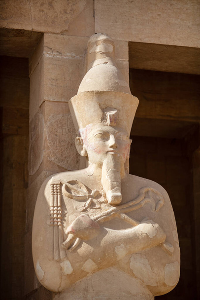 Άποψη του ναού του Χατσεπσούτ. Νεκροταφείο ναός του Φαραώ της δυναστείας Χατσεπσούτ. Jeser-Jeseru είναι ένα αριστούργημα της αρχαίας αιγυπτιακής αρχιτεκτονικής. Το ιερό είναι σκαλισμένο στα βράχια.. - Φωτογραφία, εικόνα