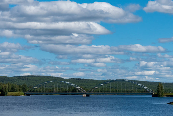 Umea, Швеция Стальной арочный мост через реку Умеа, или Umeaalven. - Фото, изображение