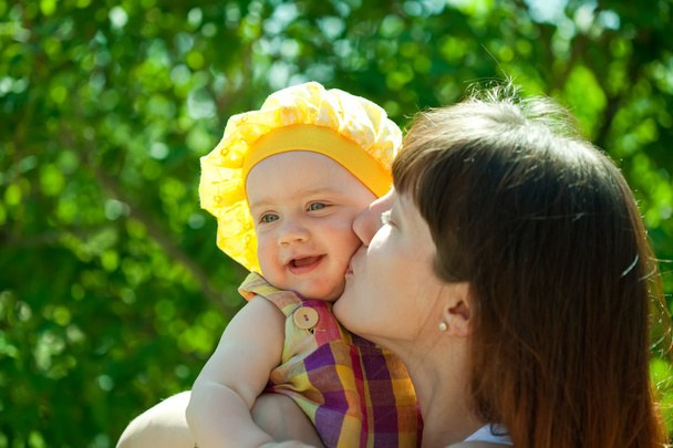 Щаслива мати цілує дитину
 - Фото, зображення