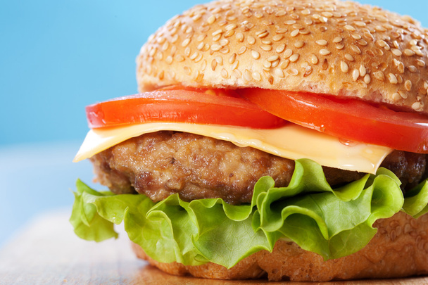 Cheeseburger con pomodori e lattuga
 - Foto, immagini