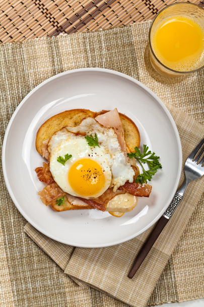 Pequeno-almoço francês. Sanduíche com ovos fritos
. - Foto, Imagem