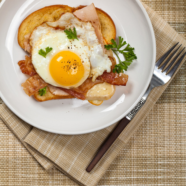 Γαλλικό πρωινό. Σάντουιτς με τηγανιτά αυγά. - Φωτογραφία, εικόνα