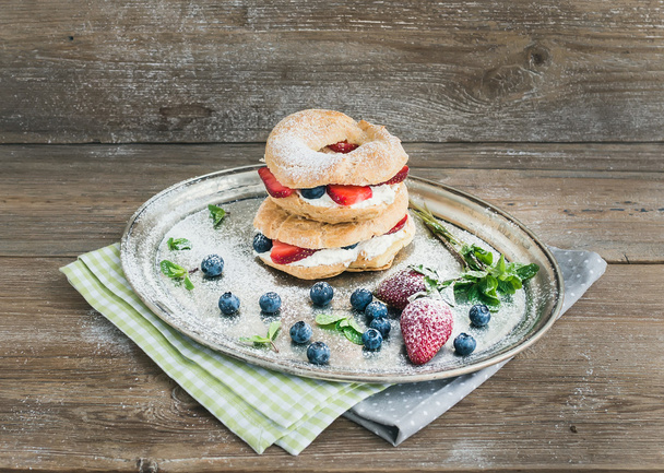 Custard ring pastry filled with cream-cheese, fresh strawberry a - Foto, Bild