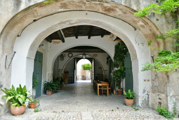 A narrow street in Sant'Agata de 'Goti, a medieval village in the province of Benevento in Campania, Italy. - Foto, Imagen