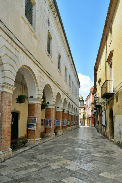Узкая улочка в Сант-Агата-де-Готи, средневековой деревне в провинции Беневенто в Кампании, Италия. - Фото, изображение