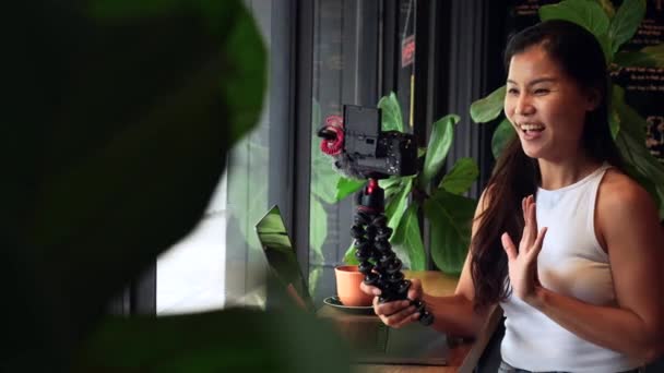 Χαμογελαστή blogger επιρροή γυναίκα καταγραφή ένα vlog για τα μέσα κοινωνικής δικτύωσης. Υψηλής ποιότητας 4k πλάνα - Πλάνα, βίντεο