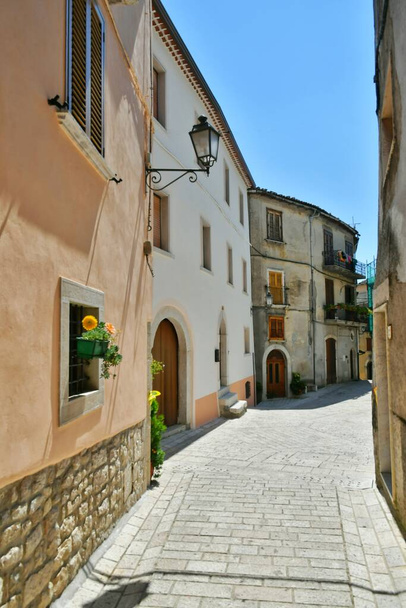 Ένας στενός δρόμος στο Cusano Mutri, ένα μεσαιωνικό χωριό στην επαρχία Benevento της Καμπανίας, Ιταλία. - Φωτογραφία, εικόνα