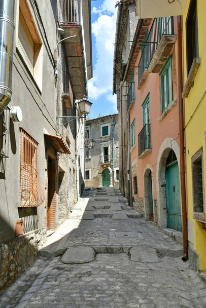 Ένας στενός δρόμος στο Cusano Mutri, ένα μεσαιωνικό χωριό στην επαρχία Benevento της Καμπανίας, Ιταλία. - Φωτογραφία, εικόνα