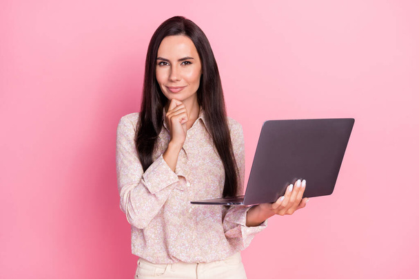 Photo of young gorgeous smart businesswoman touch finger chin minded brainstorming pose hold computer thinking isolated on pink color background. - Foto, Imagen