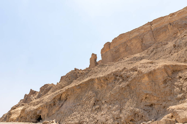 Lots wife - Eshet Lot is a rock salt column on Mount Sodom - Sdom - on coast of Dead Sea in Israel. Reminiscent of shape of a woman dressed in a veil. Traditionally perceived as petrified wife of Lot - Foto, Imagen