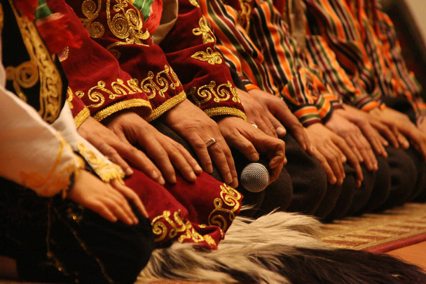 Чоловіки в фольклорному одязі в Конья - Акшехір. - Фото, зображення