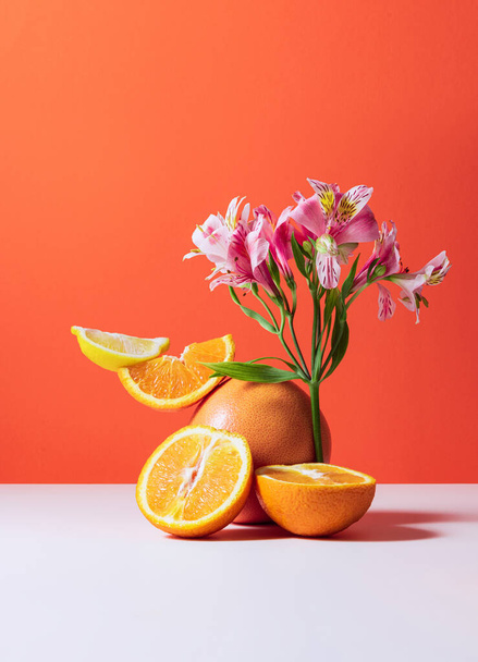 Σύνολο από νόστιμα, ζουμερά πορτοκάλια σε φέτες και λεμόνι που απομονώνονται σε κόκκινο φόντο. Στοιχείο λουλουδιού. Υγιεινή διατροφή, δίαιτα. Βιταμίνες. Έννοια των φρούτων, διατροφή, γεύση, υγεία. Πολύχρωμη εικόνα - Φωτογραφία, εικόνα