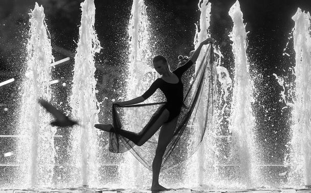 Girl silhouette on a background of fountain splashes. Dance lifestyle - Fotografie, Obrázek