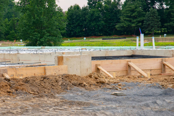 опалубка і фундамент для нового будинку цементний бетонний матеріал сталева фундаментна кладка
 - Фото, зображення