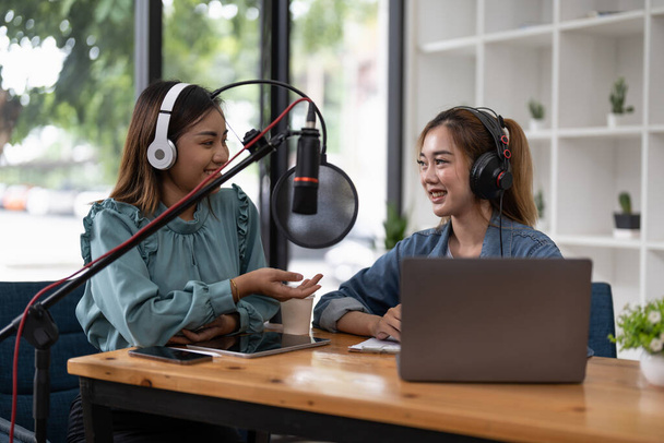 два азіатських радіозаписувачі записують інтерв'ю один одному для радіо подкасту
 - Фото, зображення