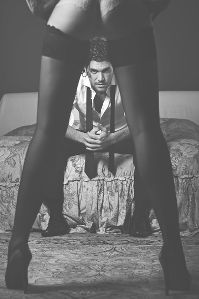 Retrato de homem elegante com pernas de mulher sensual
 - Foto, Imagem