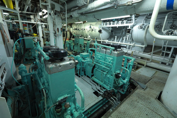Εργασίες σωληνώσεων στο μηχανοστάσιο του πλοίου - Φωτογραφία, εικόνα
