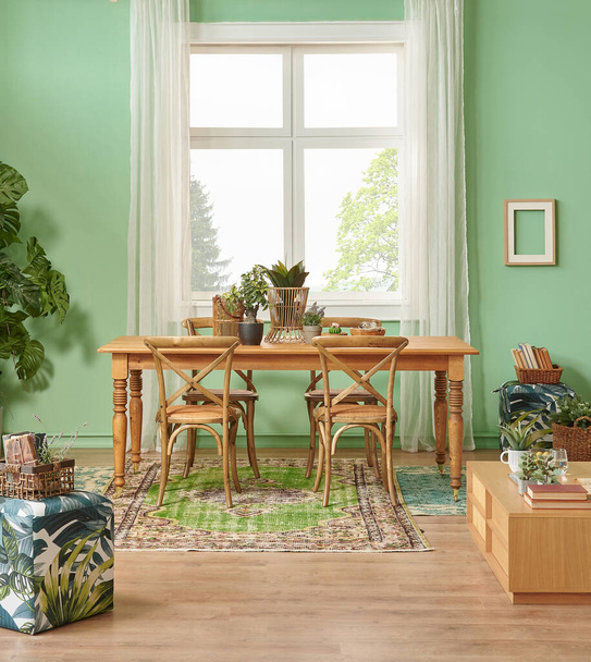 Концепція зеленого фону вітальні та стіни, дерев'яні меблі, стіл, ваза з крісла рослини та коричневий стиль паркету
. - Фото, зображення