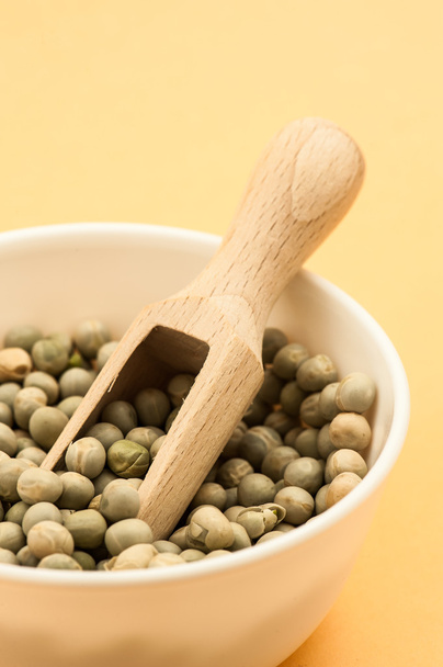 Green dried peas in scoop - Фото, изображение