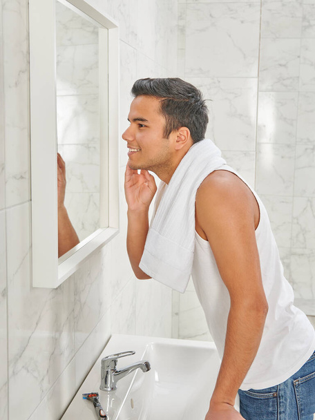 Людина, яка хоче голитися перед дзеркалом, атлетом і рушником, борода у ванній кімнаті. Узбекистан. - Фото, зображення