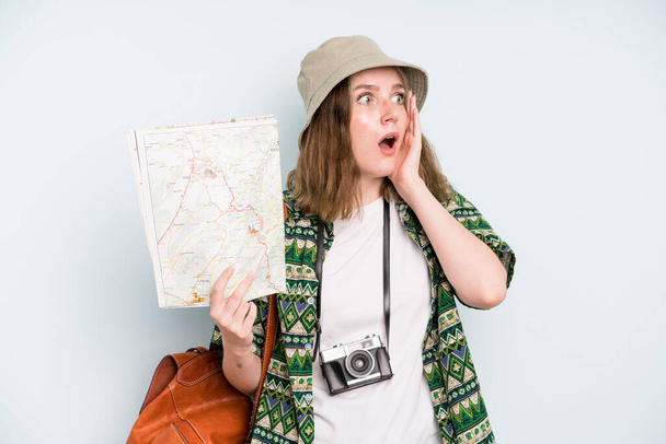 caucasian pretty woman feeling happy, excited and surprised. backpacker tourist with a map - Foto, Imagem