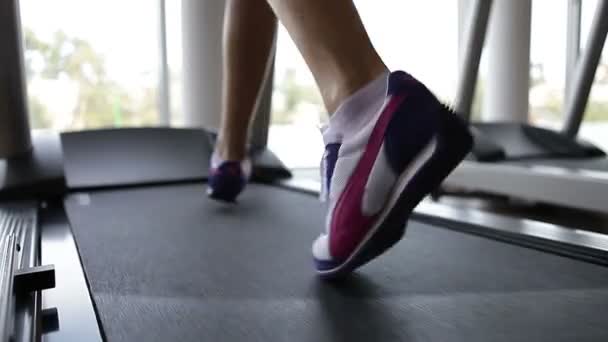 Running foot on a treadmill - Materiał filmowy, wideo