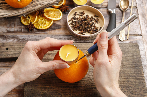 How to make orange pomander ball with candle - tutorial - Foto, afbeelding