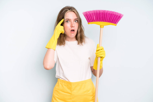 caucasian pretty woman looking surprised, realizing a new thought, idea or concept. housekeeper cleaning concept - Фото, зображення