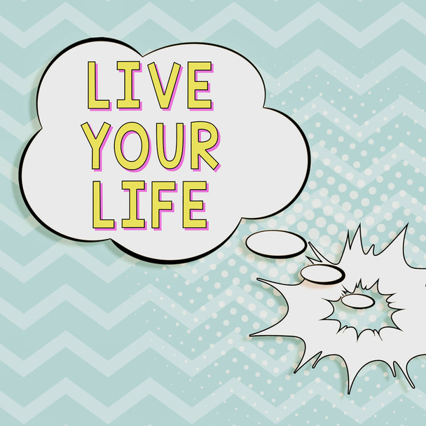 Натхнення, що показує знак Live Your Life, Інтернет-концепція мотивація натхнення, щоб слідувати своїм мріям досягнення цілей Комікс хмарна думка бульбашка оточена Doodles для онлайн-чату
. - Фото, зображення