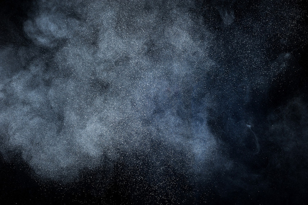 Абстрактний вибух білого порошку на чорному тлі
 - Фото, зображення