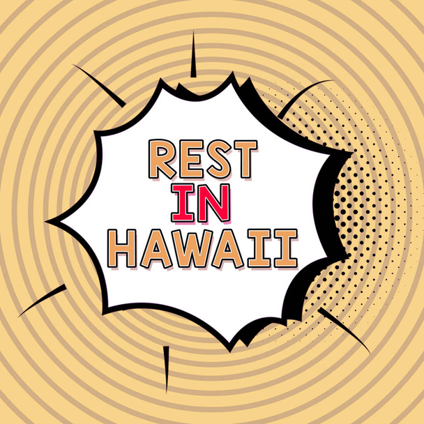 Wyświetlacz koncepcyjny Odpoczynek na Hawajach, Przegląd biznesowy Spędź relaksujący czas korzystając z pięknych plaż i letniego kawałka kartonu z ważną wiadomością Otoczony kolorowymi spinaczami. - Zdjęcie, obraz