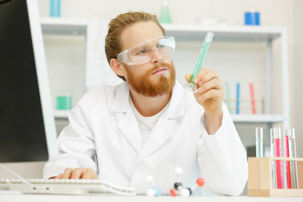 man working in a lab - Фото, изображение