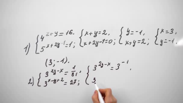 Молодой студент-мужчина пишет уравнение на доске. Уроки математической алгебры, концепция образования. Решение уравнения вблизи. - Кадры, видео
