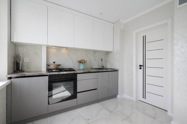 Концепция витрины белой компактной современной домашней кухонной мебели - Фото, изображение