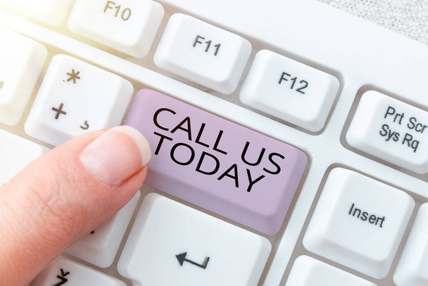 Textschild mit der Aufschrift Call Us Today, Business overview Machen Sie einen Telefonanruf, um um um Rat zu fragen oder zu unterstützen Geschäftsfrau hält Sprechblase mit wichtigen Nachrichten. - Foto, Bild