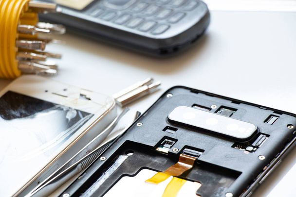 Disassembled mobile phone, phone repair and maintenance, service - Foto, afbeelding