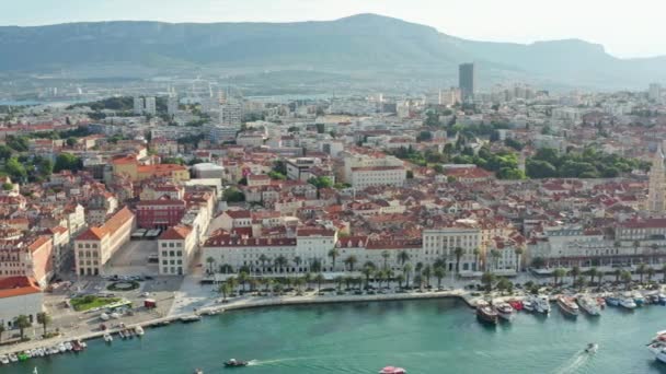 Вид с воздуха Сплит Хорватия. Набережная с пальмами в старом историческом городе на берегу моря. Высококачественные 4k кадры - Кадры, видео