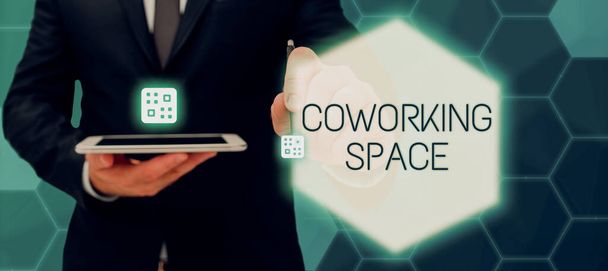 Käsiala teksti Coworking Spacequestion, Concept merkitys Business palvelut tarjoavat yhteisiä toimistoja toimimaan Pahvi Tärkeä viesti ympäröi värikäs Paperiliittimet. - Valokuva, kuva
