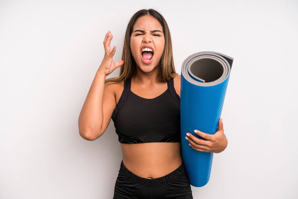hispanic pretty woman screaming with hands up in the air. fitness and yoga concept - Fotoğraf, Görsel