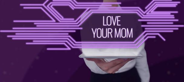 Teksti merkki osoittaa Love Your Mom, Business käsite on hyviä tunteita äitisi Rakastava tunteita Cloud Ajatuskupla Malli Web Bannerit ja mainonta. - Valokuva, kuva