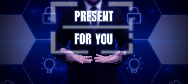 Teksti merkki osoittaa Present For You, Business yleiskatsaus Saadaksesi lahja yllätys erityinen tilaisuus arvostusta Nainen Tabletti Näyttää hehkuvat linjat futuristisessa kehyksessä. - Valokuva, kuva