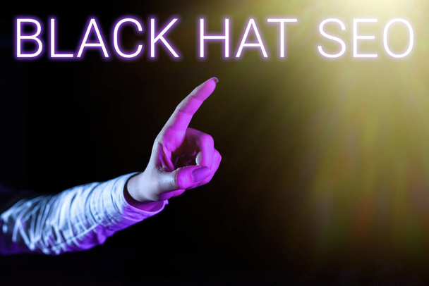 Teksti kuvateksti esittää Black Hat Seo, Business lähestymistapa Hakukone optimointi käyttäen tekniikoita huijata selaimet Man osoittaa kynä Digital Search Bar esittää uusia liiketoimintasuunnitelmia. - Valokuva, kuva