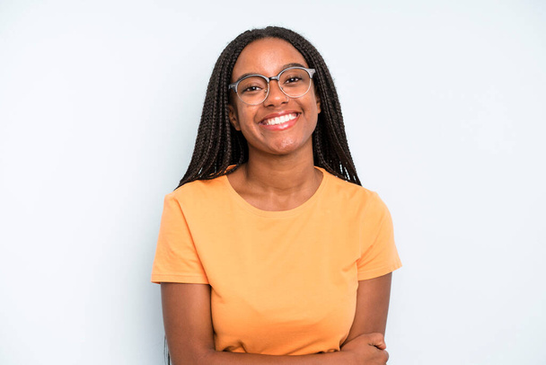 чорношкіра молода доросла жінка сміється сором'язливо і весело, з доброзичливим і позитивним, але ненадійним ставленням
 - Фото, зображення